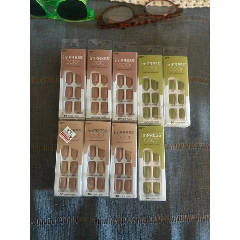 Nine sets of artificial nails. Short length. Three colors